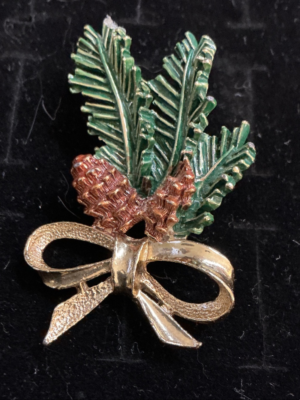 Vintage GERRYS Christmas pinecone brooch